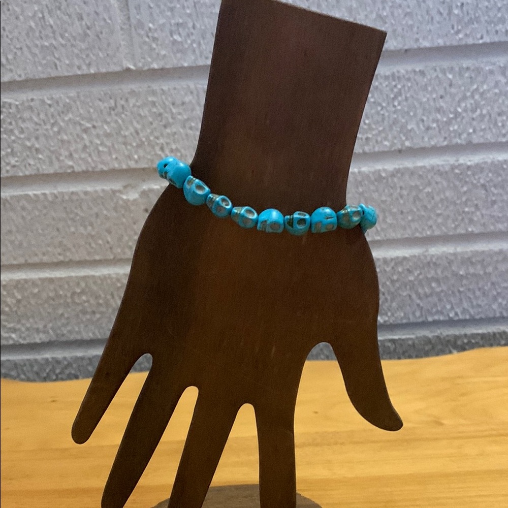 Howlite 8mm Dyed Turquoise Skull beaded stretch bracelet 7"